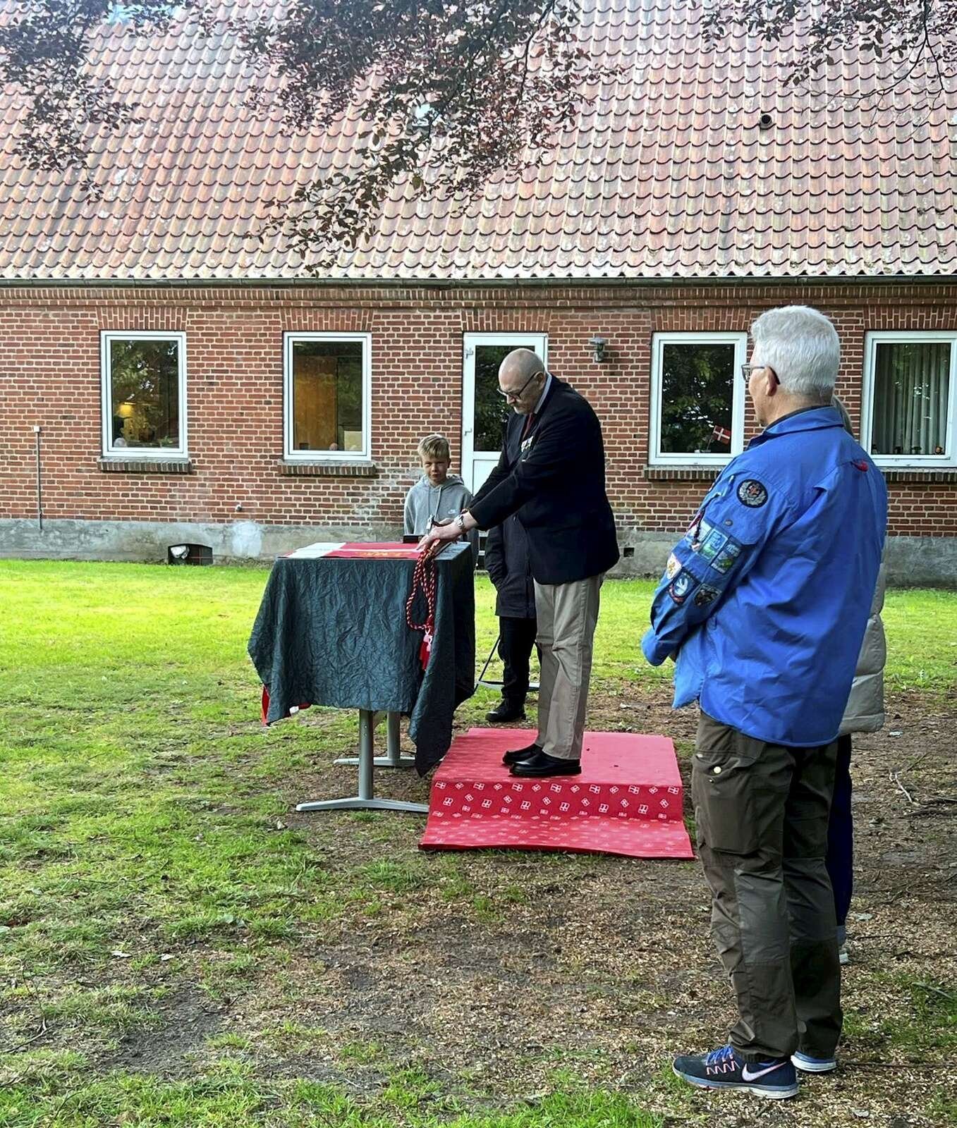 Formand for Dannebrogs-Samfundets Skive-afdeling Preben Sloht kunne slå det første søm i fanen for kongen. Privatfoto