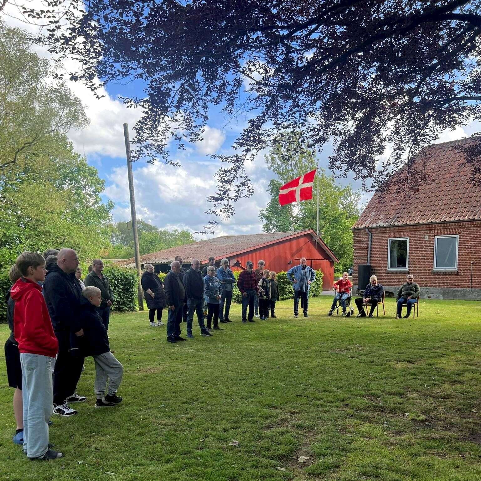 Det var højstemt, da faneindvielsen kunne udspille sig under FDF-ernes kæmpe blodbøg på Tastumvej. Privatfoto