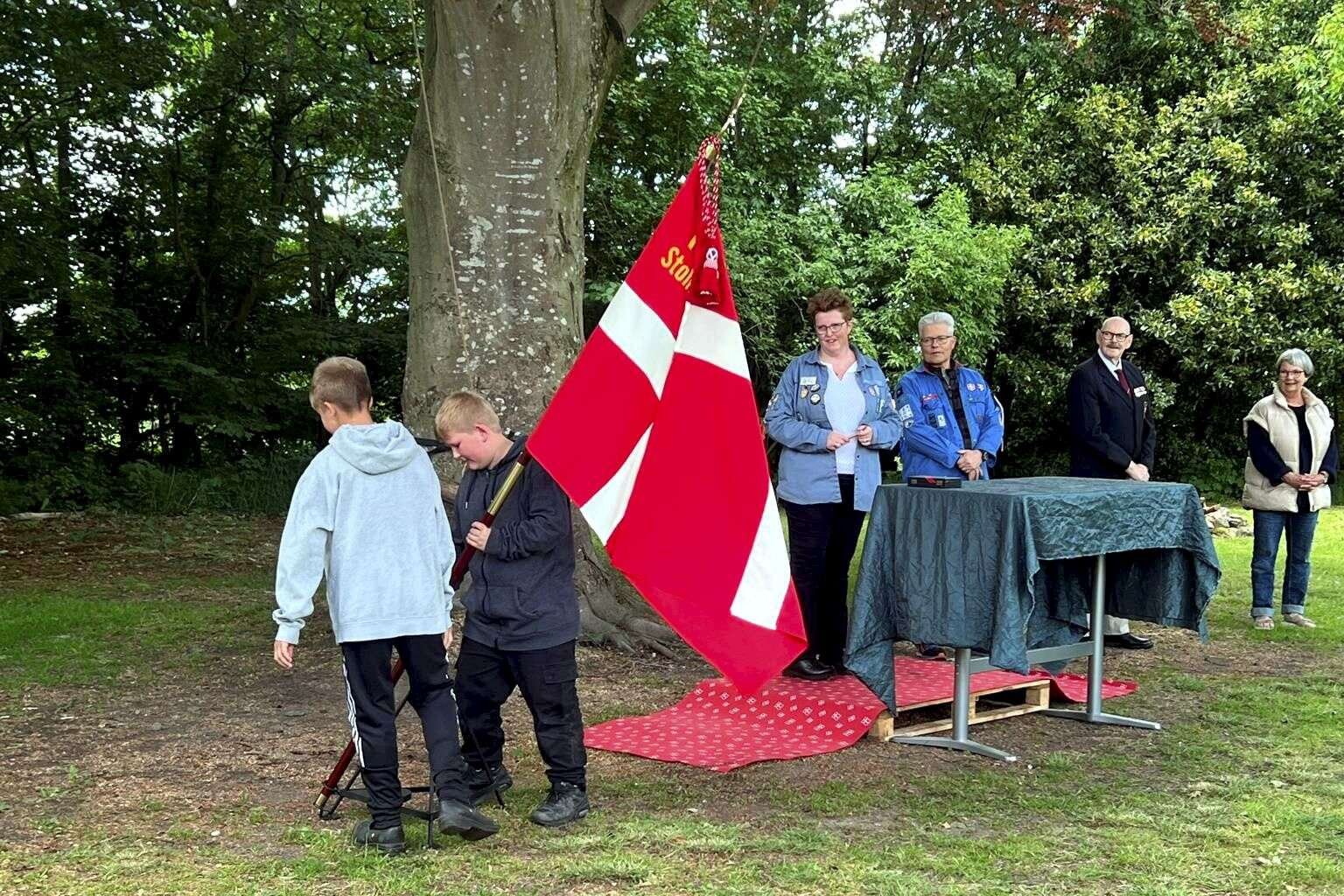 To af de store drenge fra FDF Stoholm, Andreas og Albert, fik æren af at sætte den nyindviede fane i holderen. Privatfoto