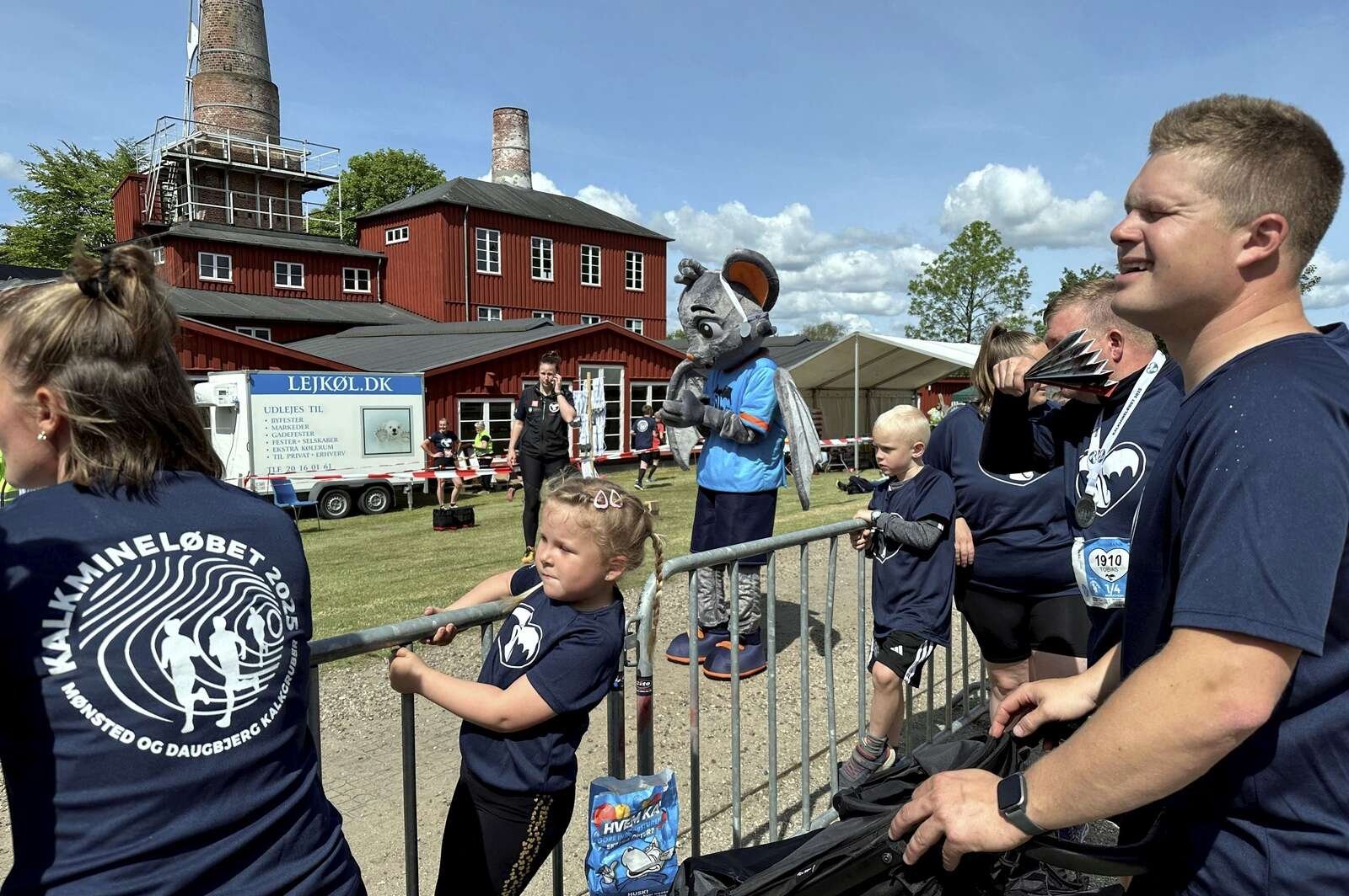 Kalkmineløbet er i høj grad en begivenhed for hele familien, og sidste år kunne man præsentere løbets helt egen mascot, Razmus, som i start-/målområdet var særdeles gavmild med high fives. Foto: Henrik Bagge