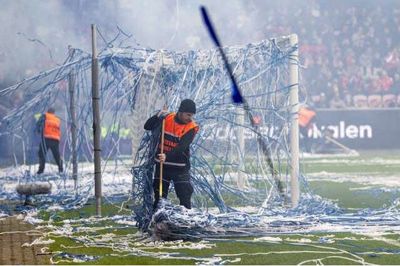 »FCK'erne er mere rutinerede. De ved, at hvis man også skyder konfetti serpentiner af samtidig med pyroteknik, så er dommerne nødt til at sætte kampen på hold. For at rydde banen for serpentiner«. Sådan skriver Jakob Skovenborg blandt andet i dette debatindlæg. Foto: Bo Amstrup/Ritzau Scanpix