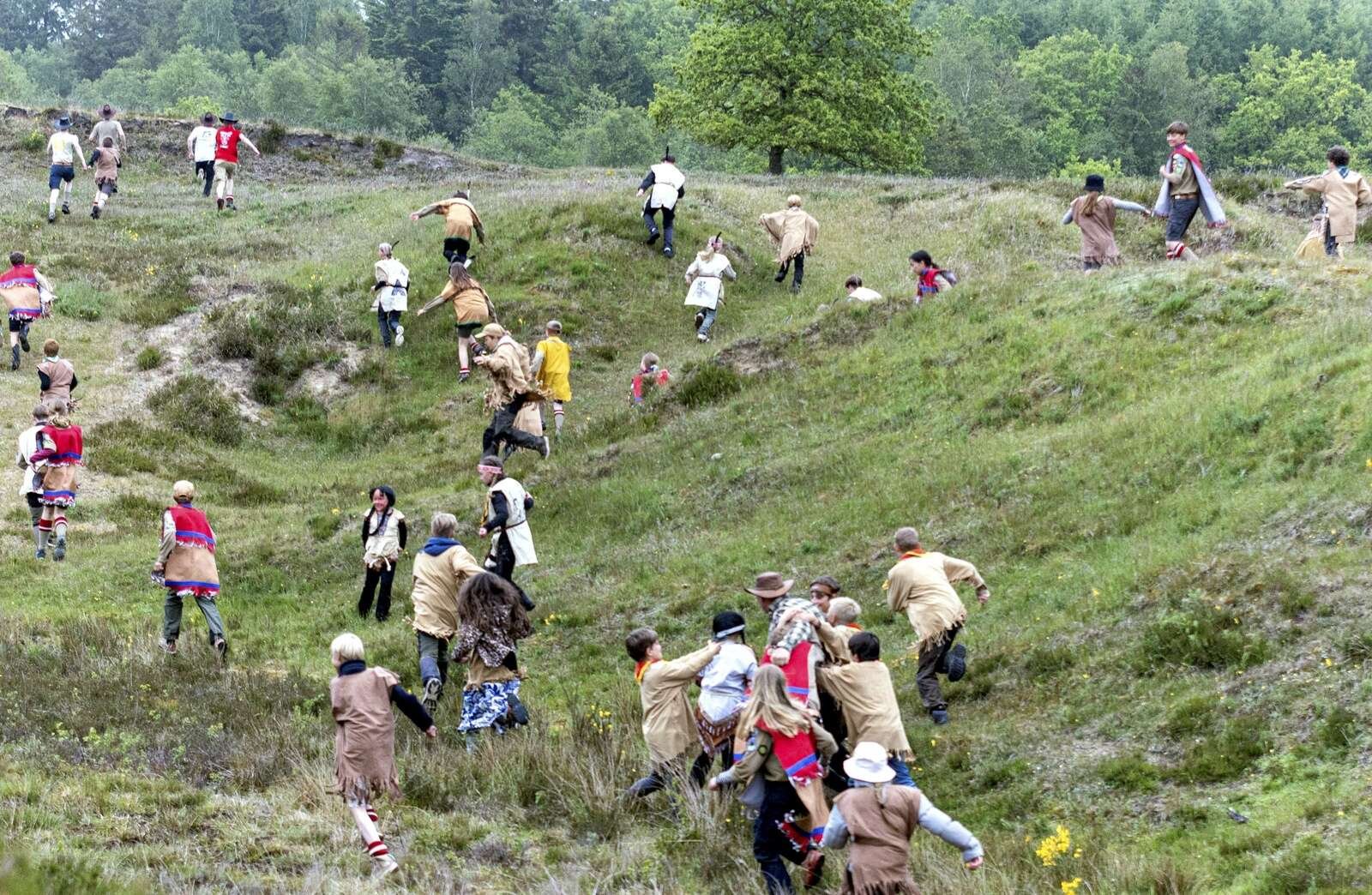 Tre dages lejr hen over kristi himmelfartsferien kulminerede med et drabeligt slag på heden nord for Stoholm fredag aften, da høvding Tonkawas stamme formåede at befri hans børnebørn fra de onde cowboys.