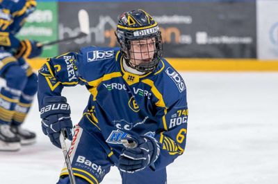 Jesper Bank Olesen fik sin debut på isen mod Aalborg Pirates tilbage i februar, men det endelige gennembrud er kommet i denne sæson, hvor teenageren hører fast til Blue Fox-truppen. Foto: Danmarks Ishockey Union.