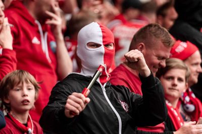 De såkaldte »ultras« skiller sig ud ved deres påklædning og bærer ofte egenproduceret tøj i mørke nuancer. Når de ulovlige romerlys affyres på stadion, sker det oftest med maskering for at undgå karantæner, bøder og repressalier i privatlivet - eksempelvis fra arbejdsgivere, der ikke ønsker at blive kædet sammen med lovbrud ved fodboldkampe.