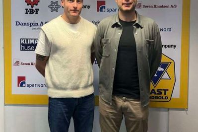 Kasper Kvist (t.v.) er blevet ansat som salgschef i Ikast Håndbold, hvor han allerede har haft første arbejdsdag hos direktør Daniel Grønhøj.