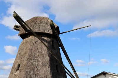 Møllen i Uhre er fortsat ikke flyvende, og står i en lidt miserabel forfatning. Nye vinger kosters 2,5 millioner kroner, som Uhre Mølleforeningen fortsat forsøger at skaffe via fondsansøgninger og frivillige bidrag.