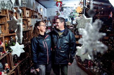 Jette og Ivan Baun i butikken, der er i forbindelse med parrets privatbolig. Næste år har forretningen 20-årsjubilæum.
