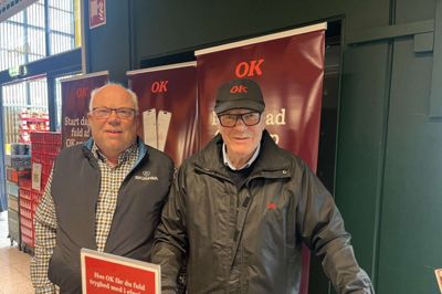 Karsten Meedom (t.v.), der på vegne af foreningen i Skibbild-Nøvling modtog pengene ses her sammen med Jens Ole Holm, der er kundekonsulent hos OK.