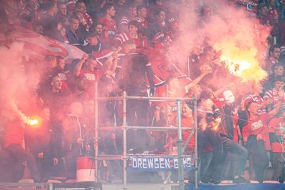 Her er det et billede fra pokalfinalen, hvor der fyres pyro af blandt SIF-fans. Foto: Morten Kjær/Gonzales Photo/Ritzau Scanpix