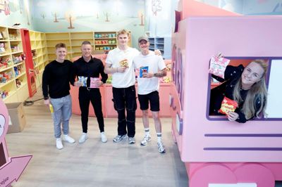 Slikbilen er drevet af fire søskende - Mikkel, Michelle, Daniel og Lasse Salling Petersen, og har længe været populært blandt slikelskere i Herning og omegn. Niclas Lauritsen Noer. Den nye butikschef i Herning Centret er den 22-årige Niclas Lauritsen Noer (nummer to fra højre).
