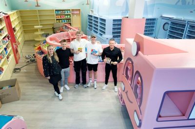 Folkebladet var også på besøg, da Slikbilen åbnede sin butik i Herning Centret. Billedet er fra sidste år, da de var ved at klargøre butikken.