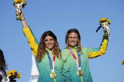 Kahena Kunze (til højre) vandt OL-guld i 49er FX med makkeren Martine Grael i både 2016 og 2021. (Arkivfoto).