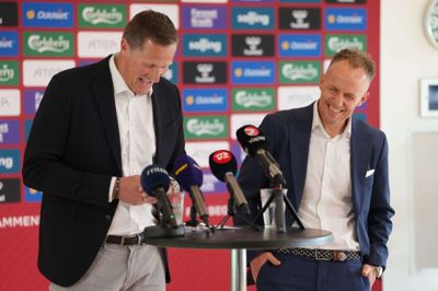 DBU's fodbolddirektør Peter Møller præsenterer Jakob Michelsen som kvindefodboldlandsholdets nye landstræner på pressemøde hos DBU.