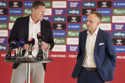 Fodbolddirektør i DBU Peter Møller (tv.) præsenterede onsdag Jakob Michelsen som ny landstræner for kvinderne.