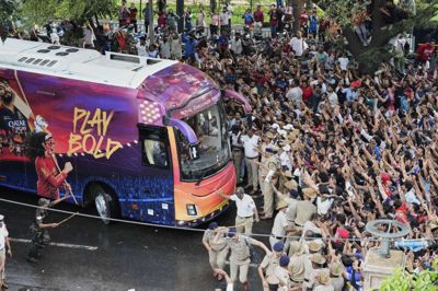 Der var kaotiske tilstande, da det lokale crickethold ankom i bus for at blive fejret.