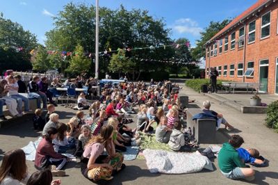 Der skal snart igen fejres grundlovsdag på Uhre Friskole. Her et foto fra sidste års fest.