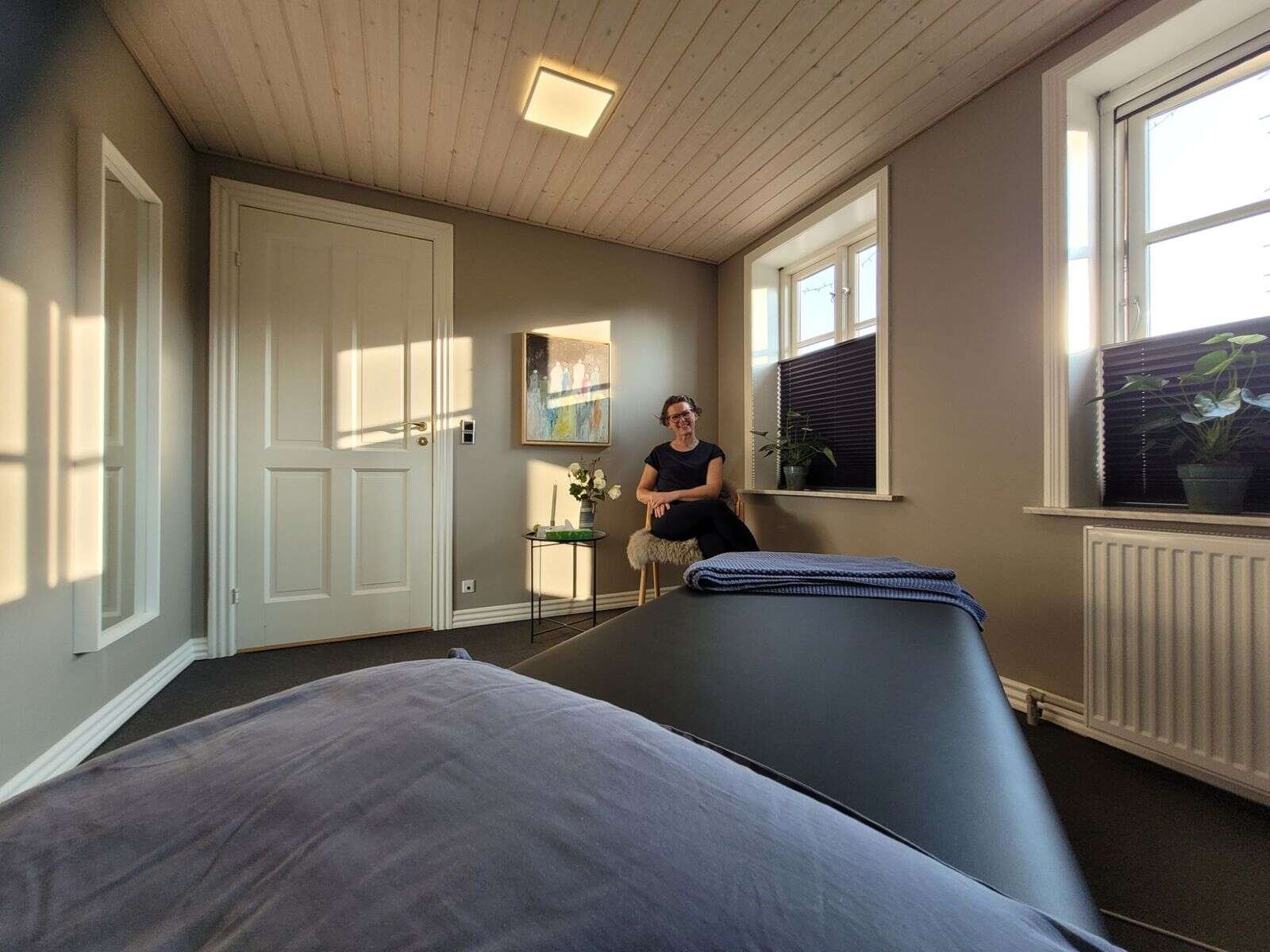 I stuehuset har Elsebeth Futtrup indrettet behandlerrum.