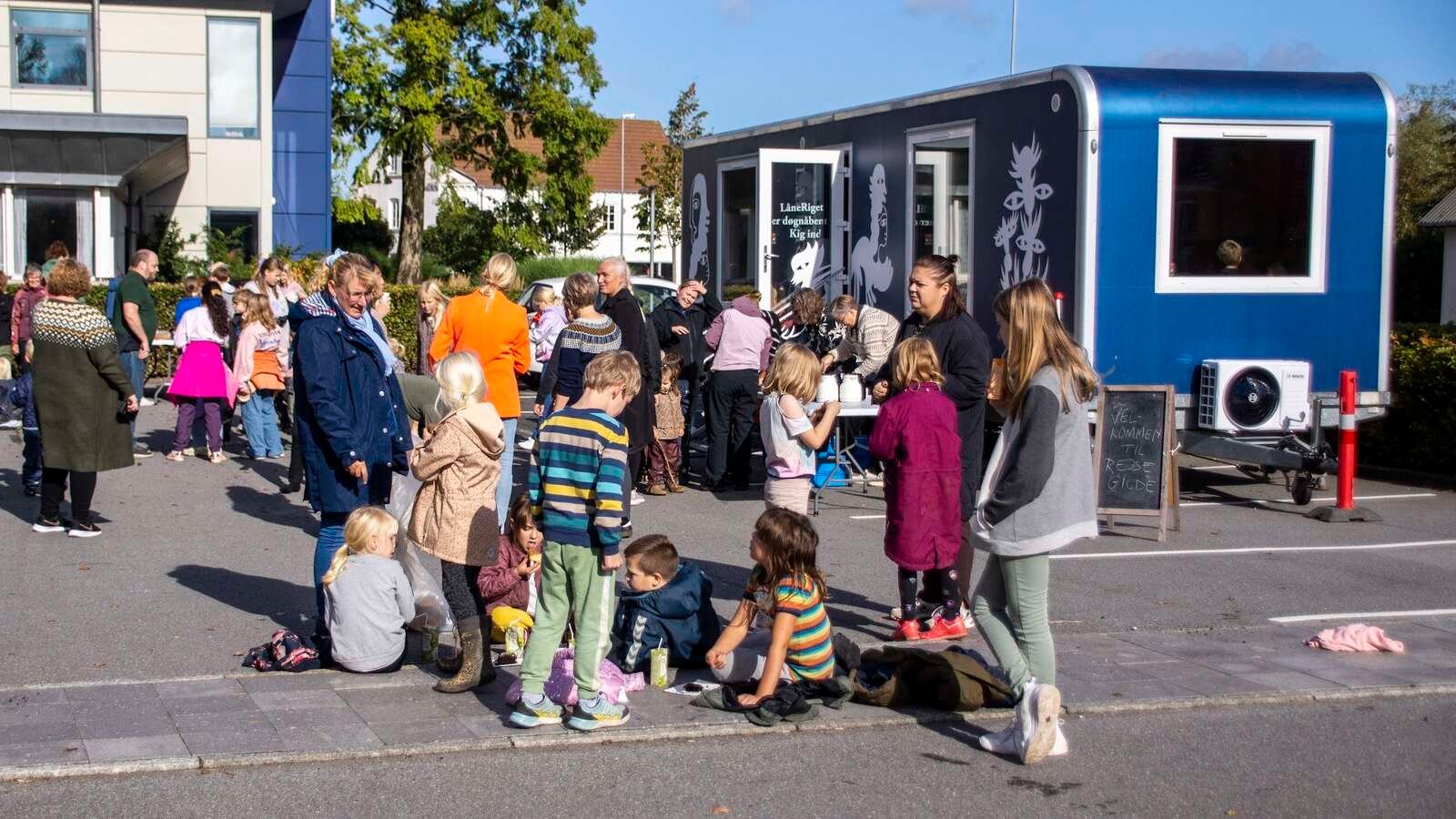 Børnene flokkedes om Låneriget.