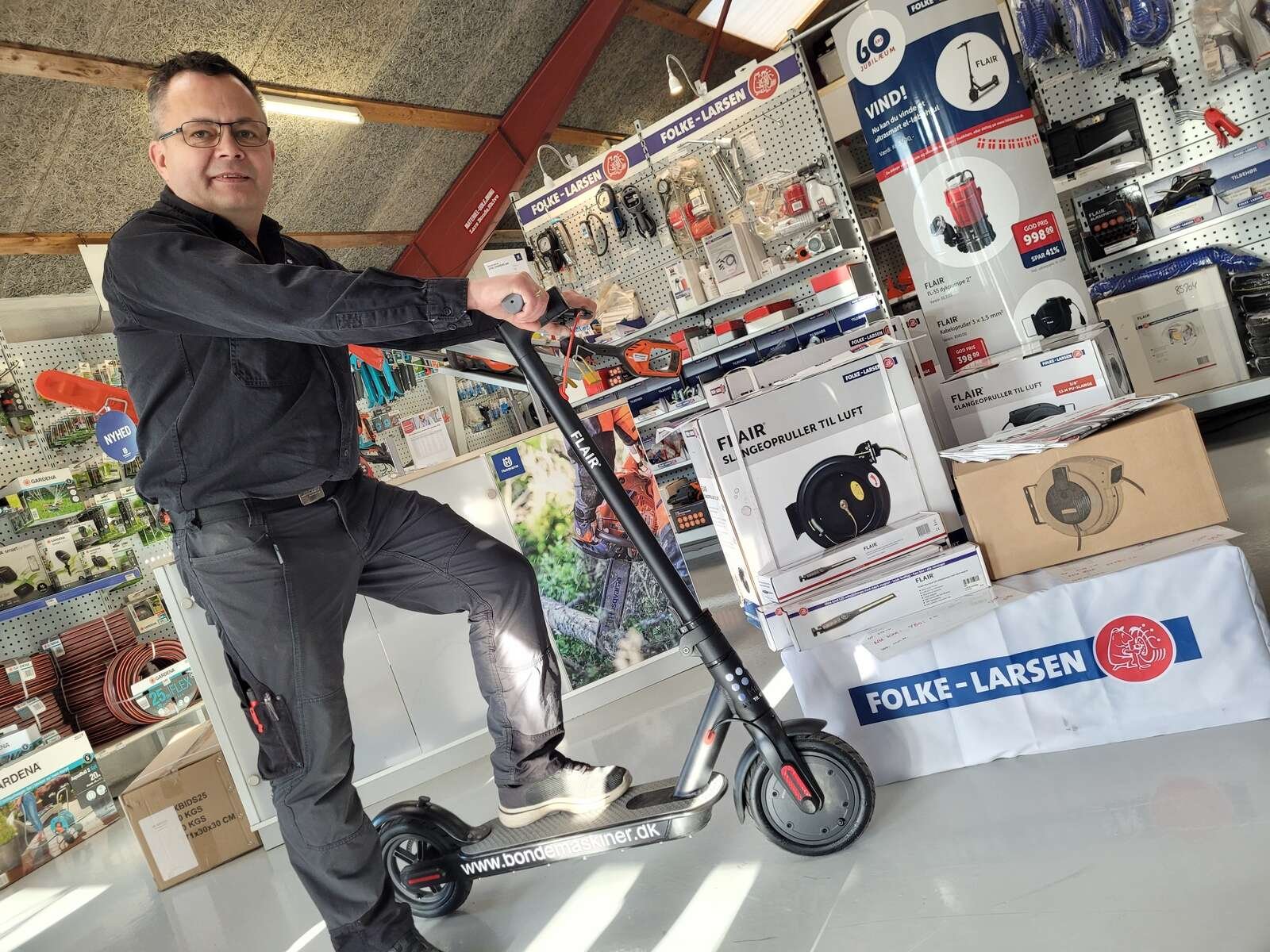 Køber man Folke-Larsen produkter i denne tid hos Bonde Maskiner, kan man deltage i en konkurrence om at vinde et el-løbehjul.