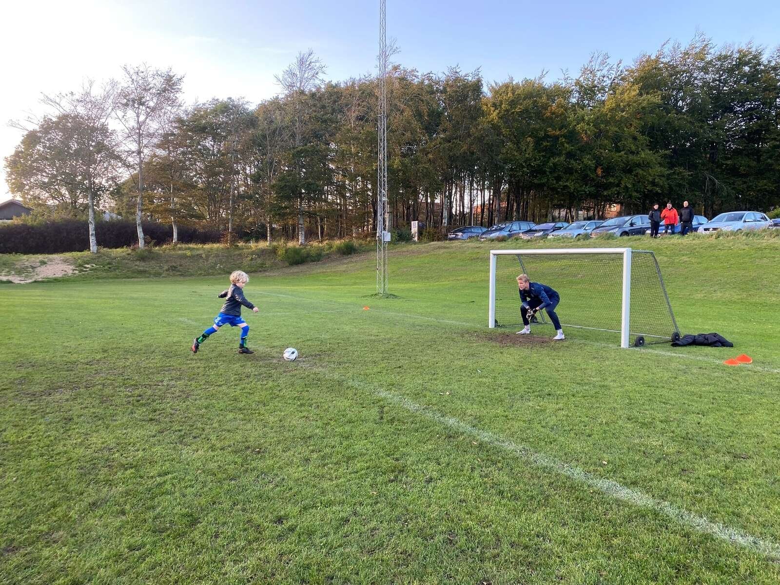 En af dagens yngste spillere fik lov at sparke straffe mod målmand Jonas Lössl.