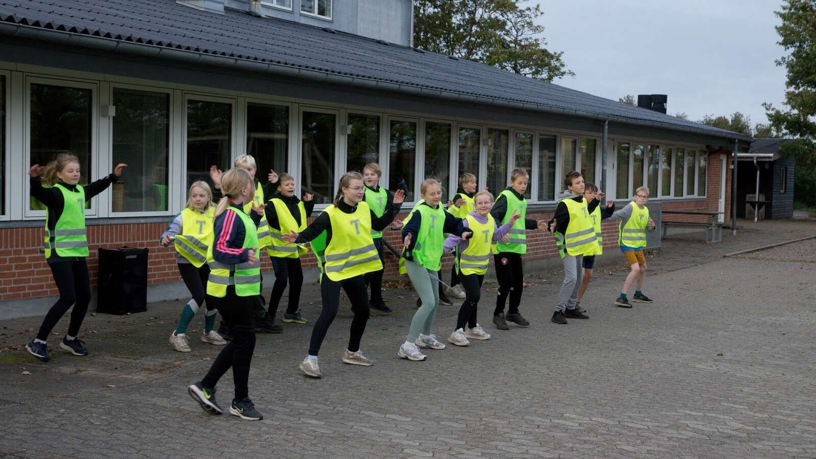 6. klasse havde indøvet en dans til opvarmningen.