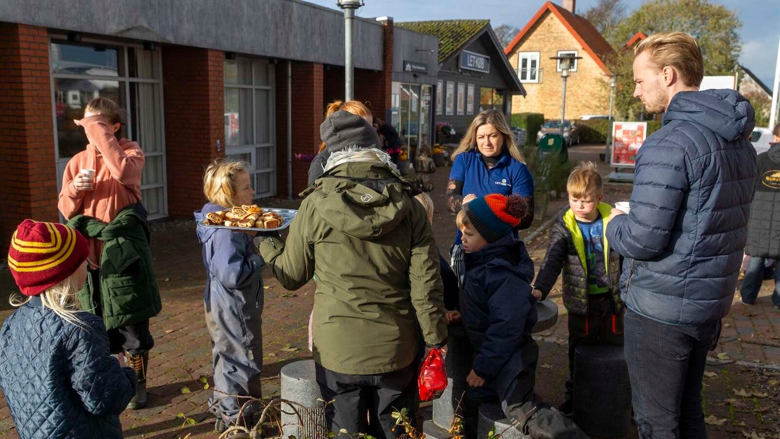 Købmanden sagde tak for den flotte udsmykning med varm chokolade og kanelgifler.