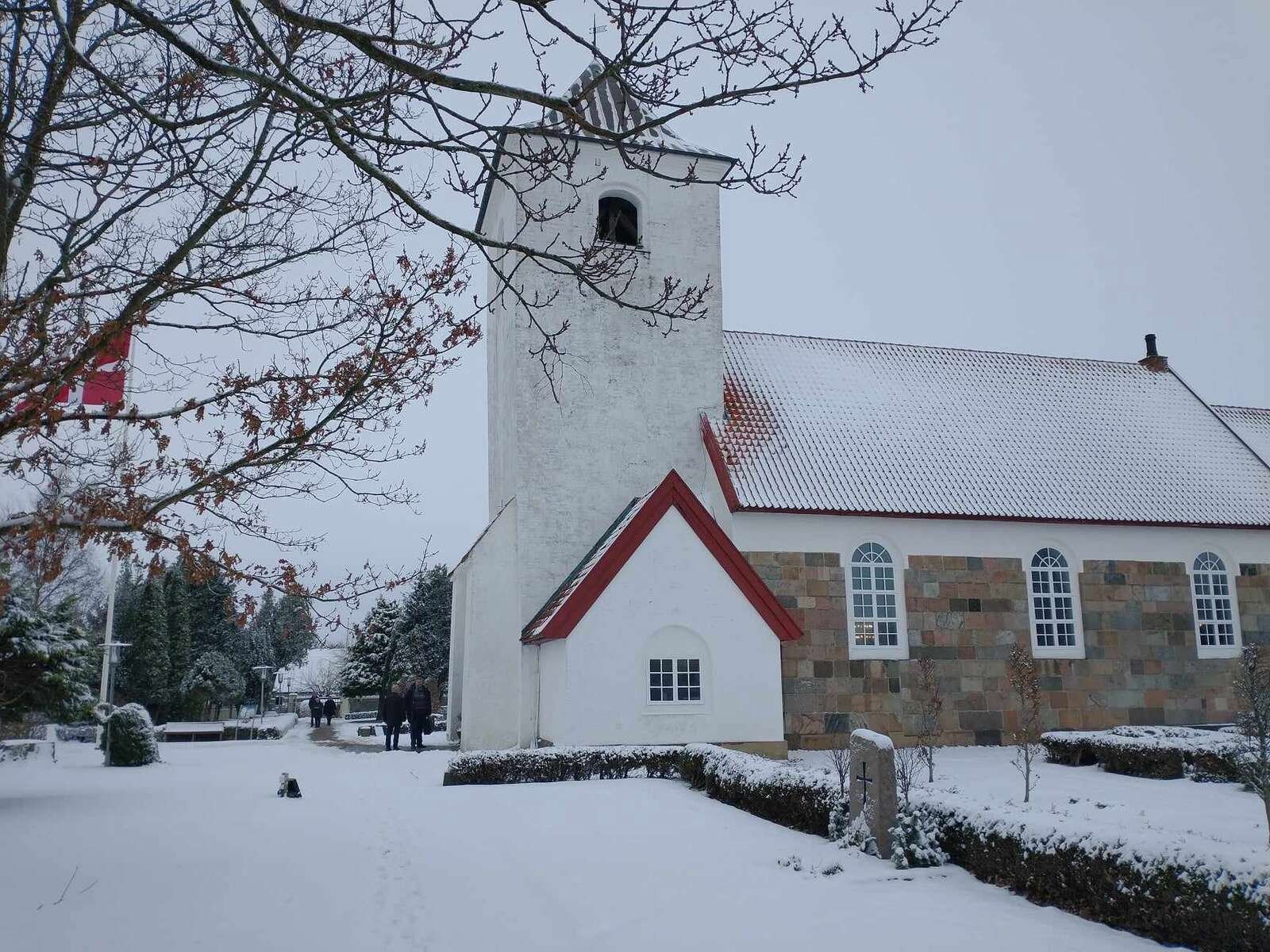 Menigheden trodsede sneen for at komme frem til Jebjerg kirke. Foto: Erik Preussler