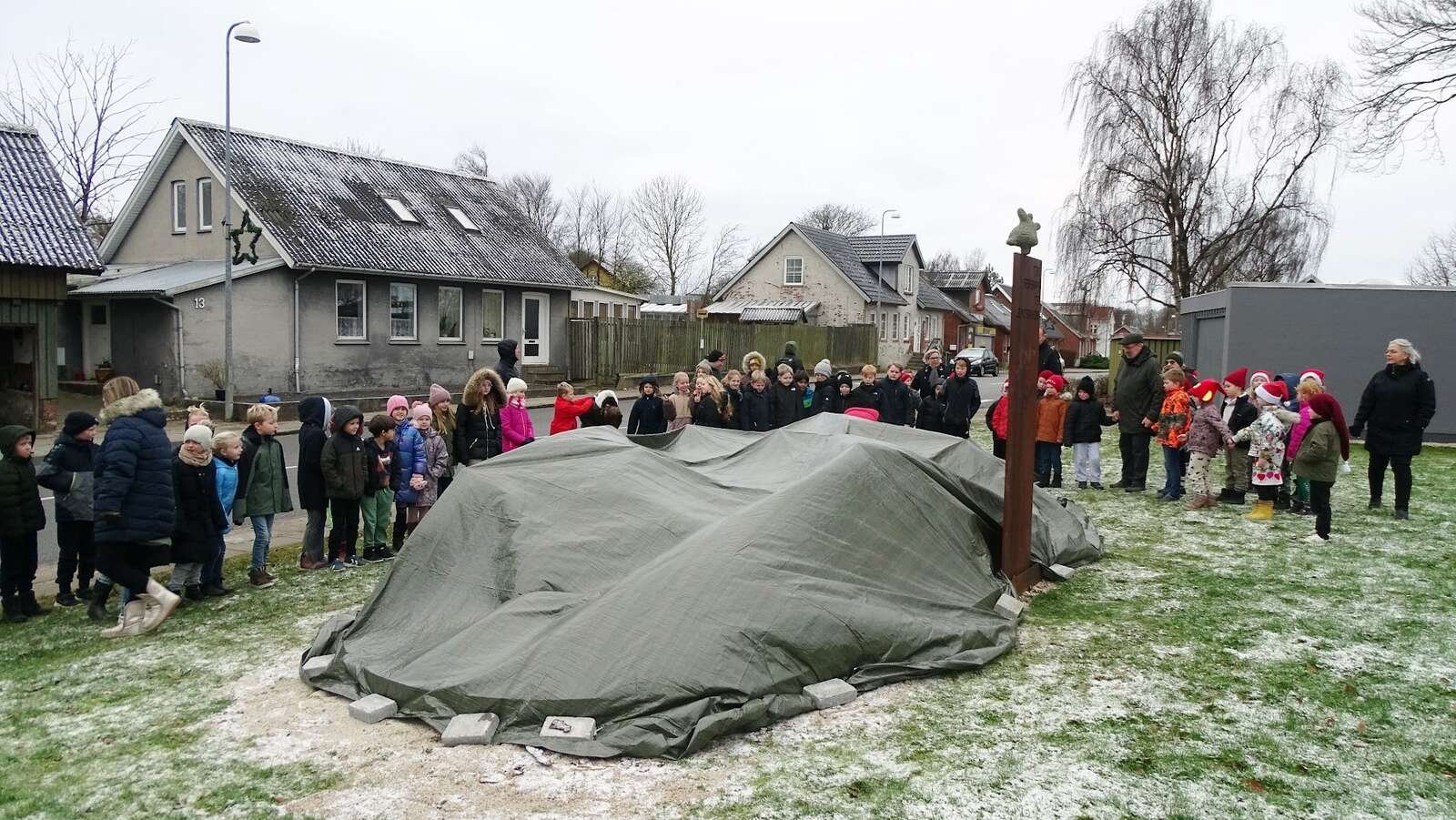 Børnene hjalp til med at afsløre storkene. Foto: Jan Sand