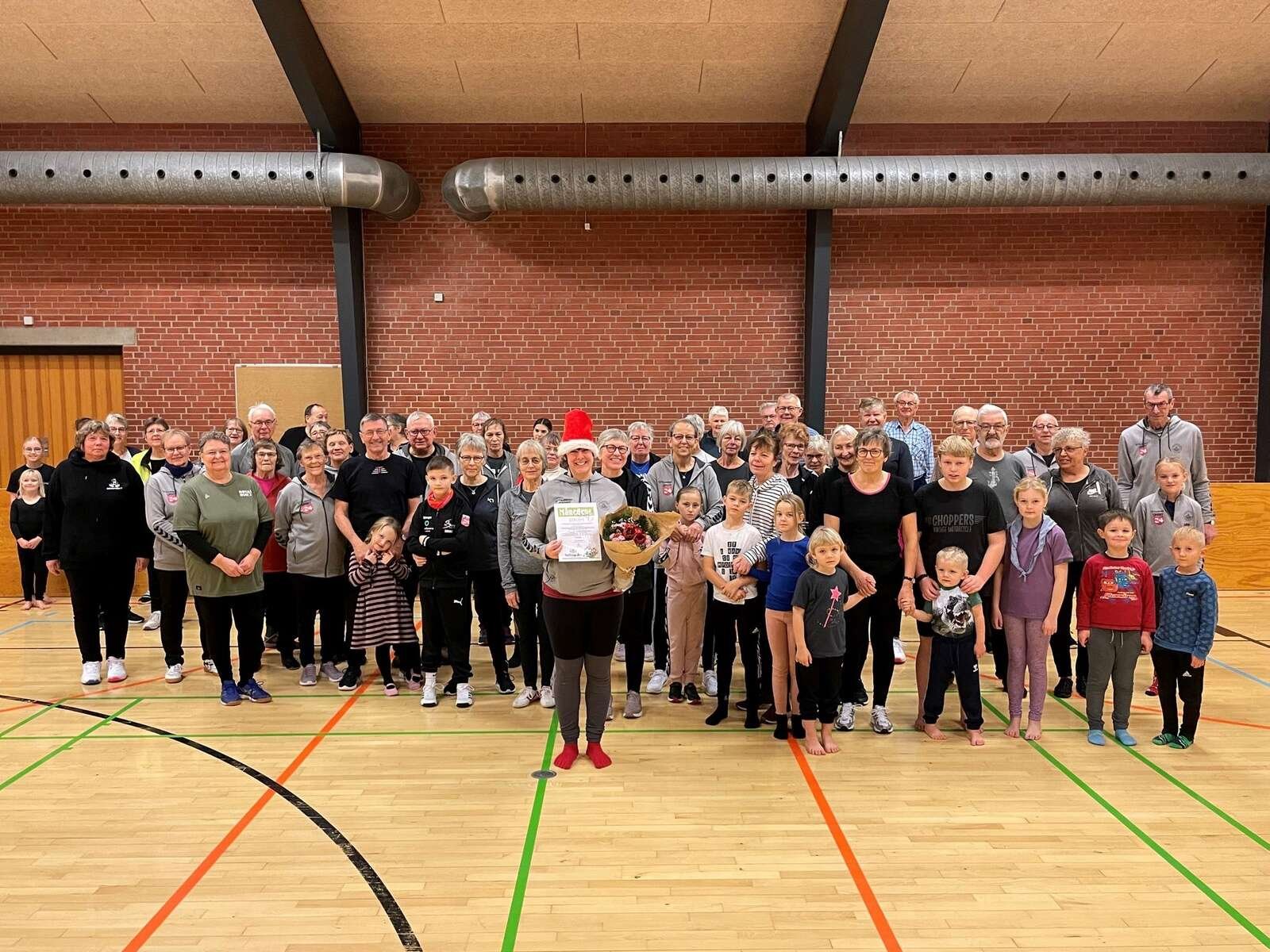 Mange fra Torsdagstræffet var mødt frem for at hylde den populære leder og ildsjæl. Foto: Lars Wolf