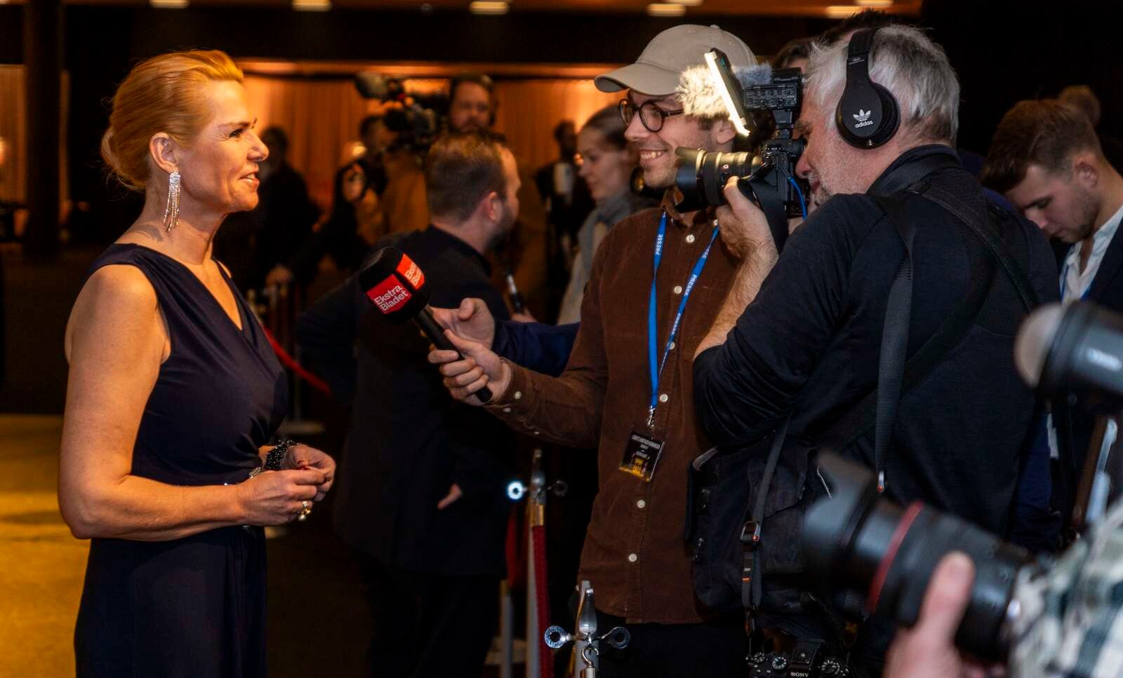 Danmarksdemokraternes forkvinde, Inger Støjberg, var mødt frem i Boxen for også sikkert at heppe på Glyngøres cykelstjerne. Foto: Jan Sand
