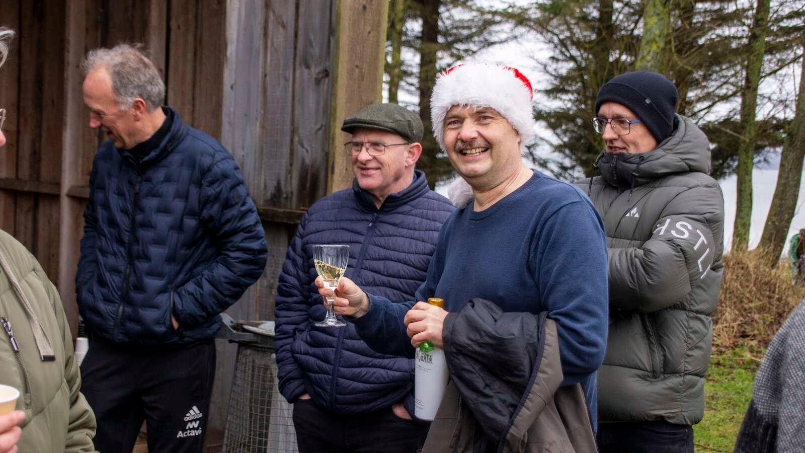 Efter nytårsdyppet var der dømt hygge i bålhuset. Foto: Jan Sand
