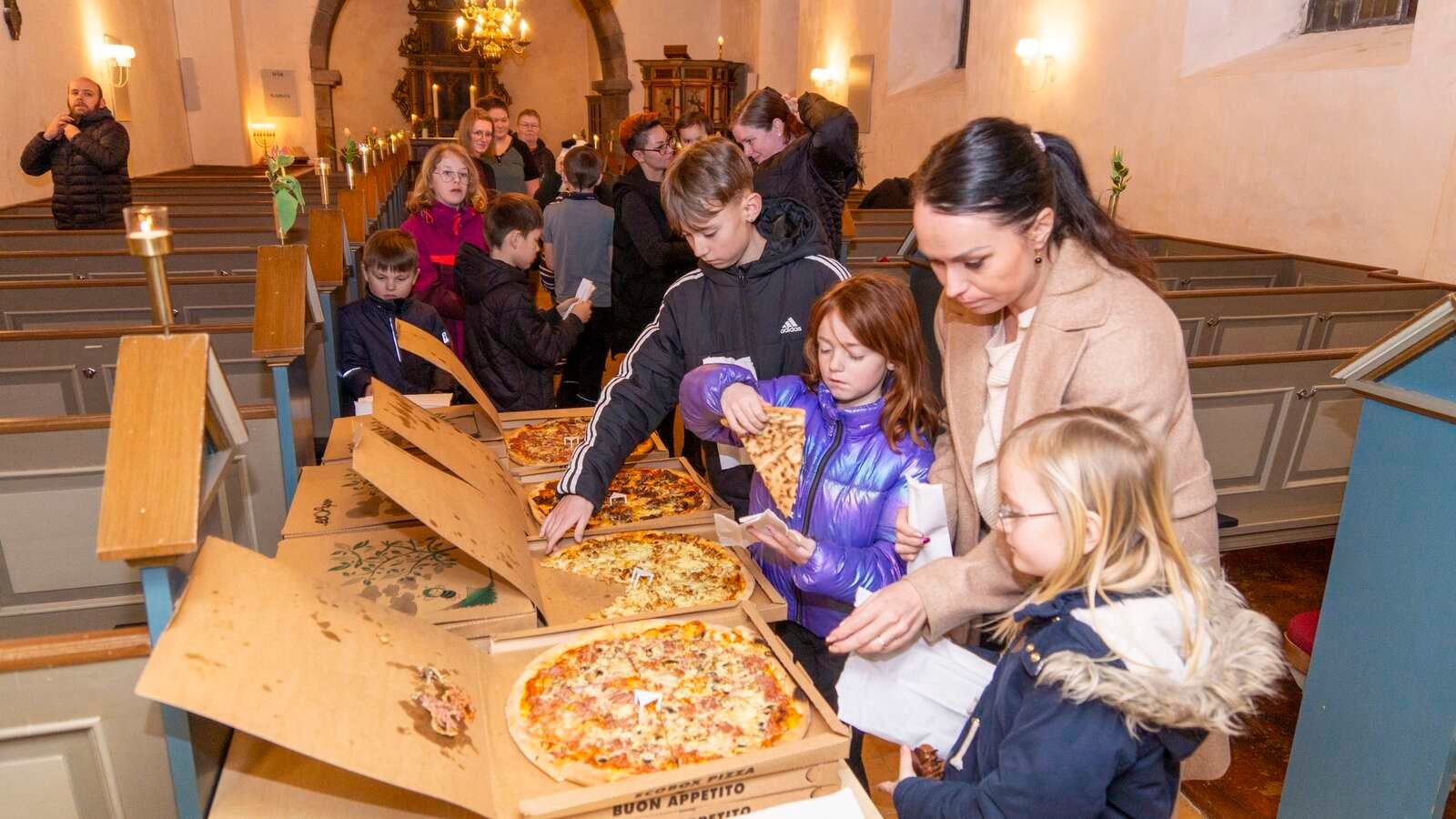 Aftenen begyndte med fællesspisning. Foto: Jan Sand