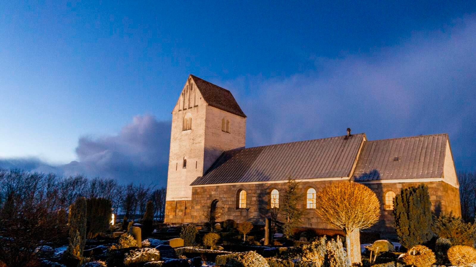 Kirken i Lyby tog sig flot ud i aftenmørket. Foto: Jan Sand