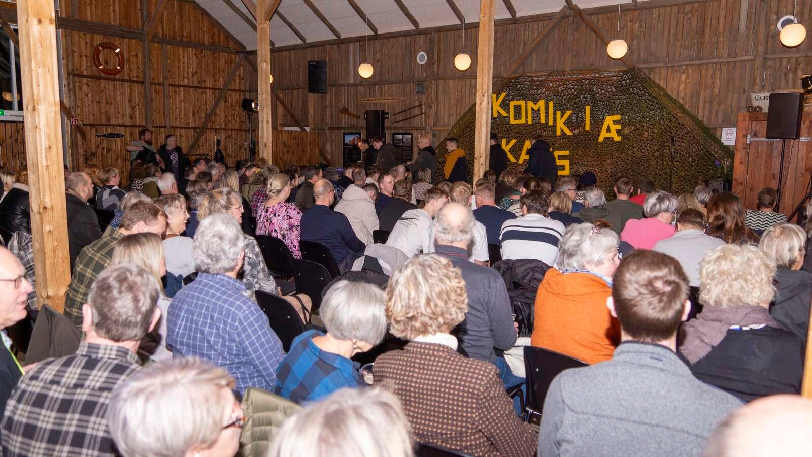 Knap 200 publikummer mødte frem til komik i Kassehuset. Foto: Jan Sand