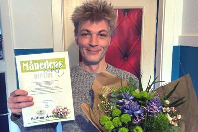 En glad Jimmi Jack fik Månedens Buket, som er sponseret af Blomsterdekoratørerne i Roslev. Foto: Salling Avis