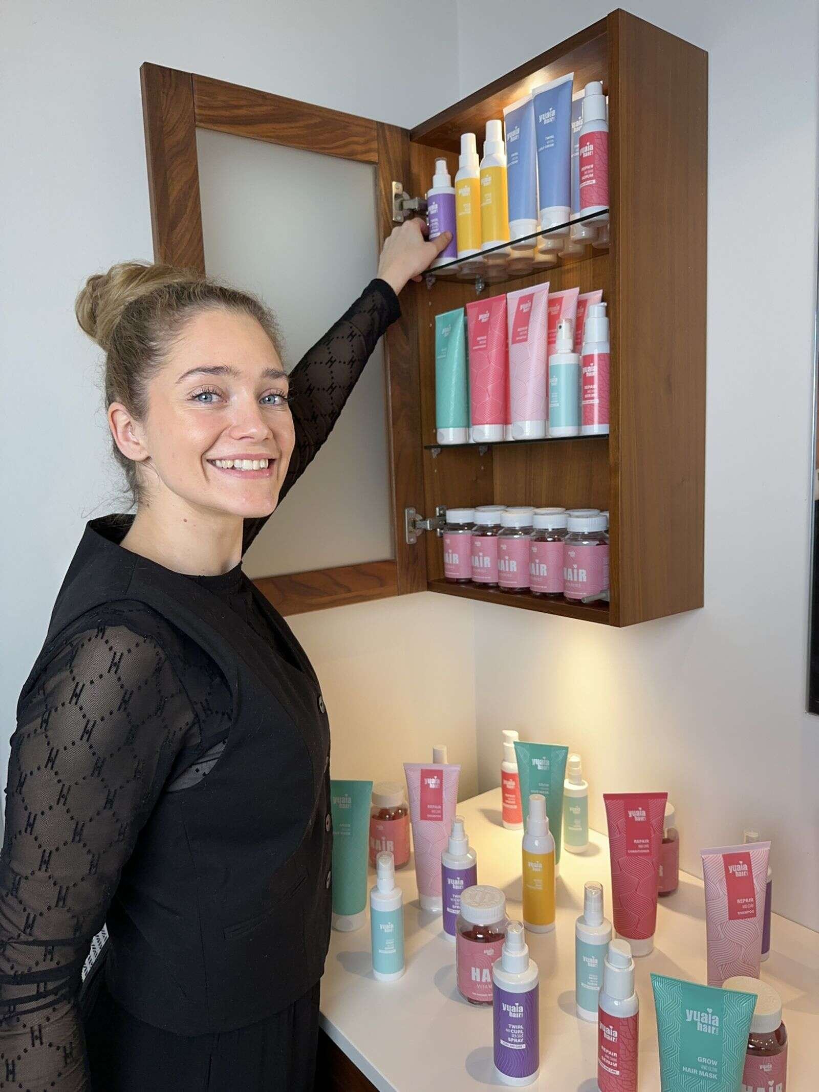 Her ses Nanna med virksomhedens produkter, som de selv tester indtil de er tilfredse med kvaliteten. Pressefoto