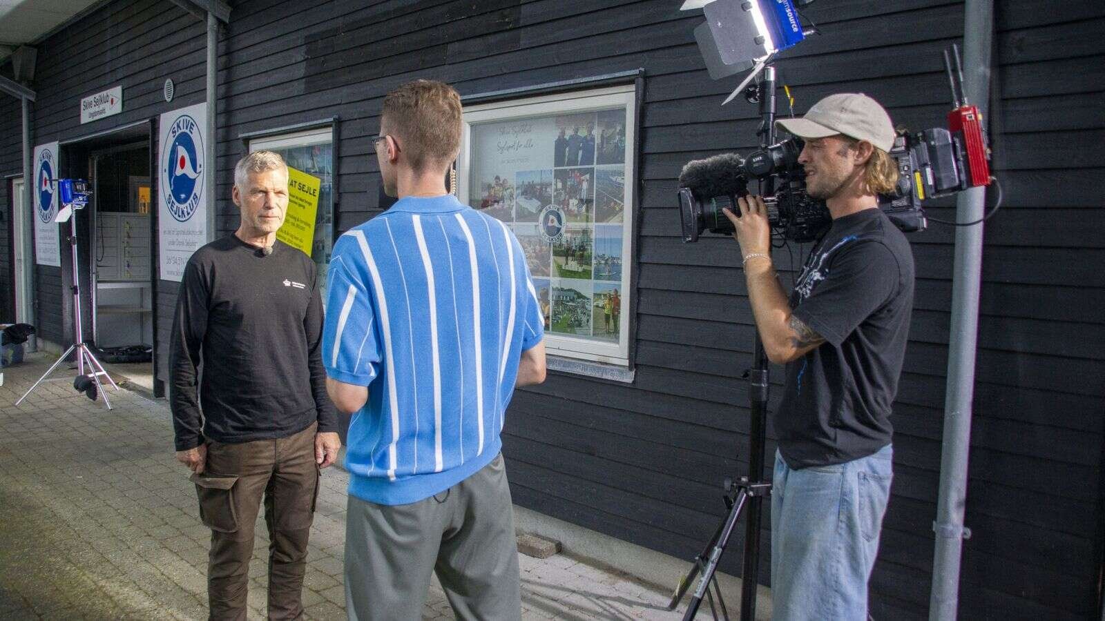 Vejrvært Thomas Mørk fik sig en snak med biolog ved Miljøstyrelsen Steen Schwærter, der kunne fortælle om Limfjordens ringe tilstand. Foto Jan Sand