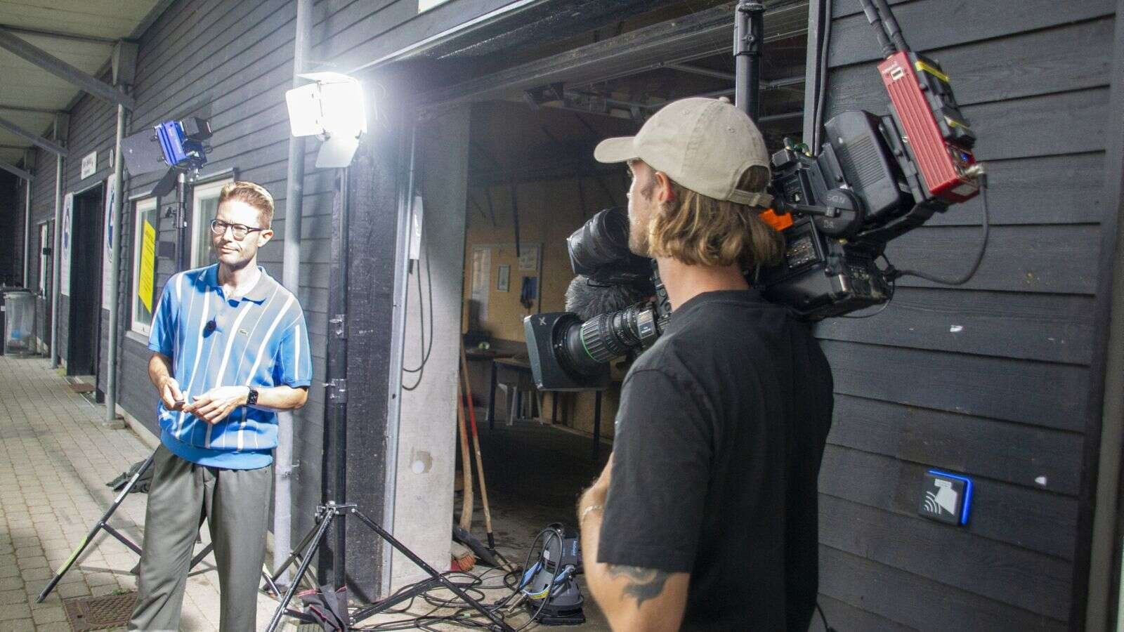 Den truende regn og dagens våde afslutning fik vejrvært Thomas Mørk og resten af holdet til at søge ly hos Skive Sejlklub. Foto: Jan Sand