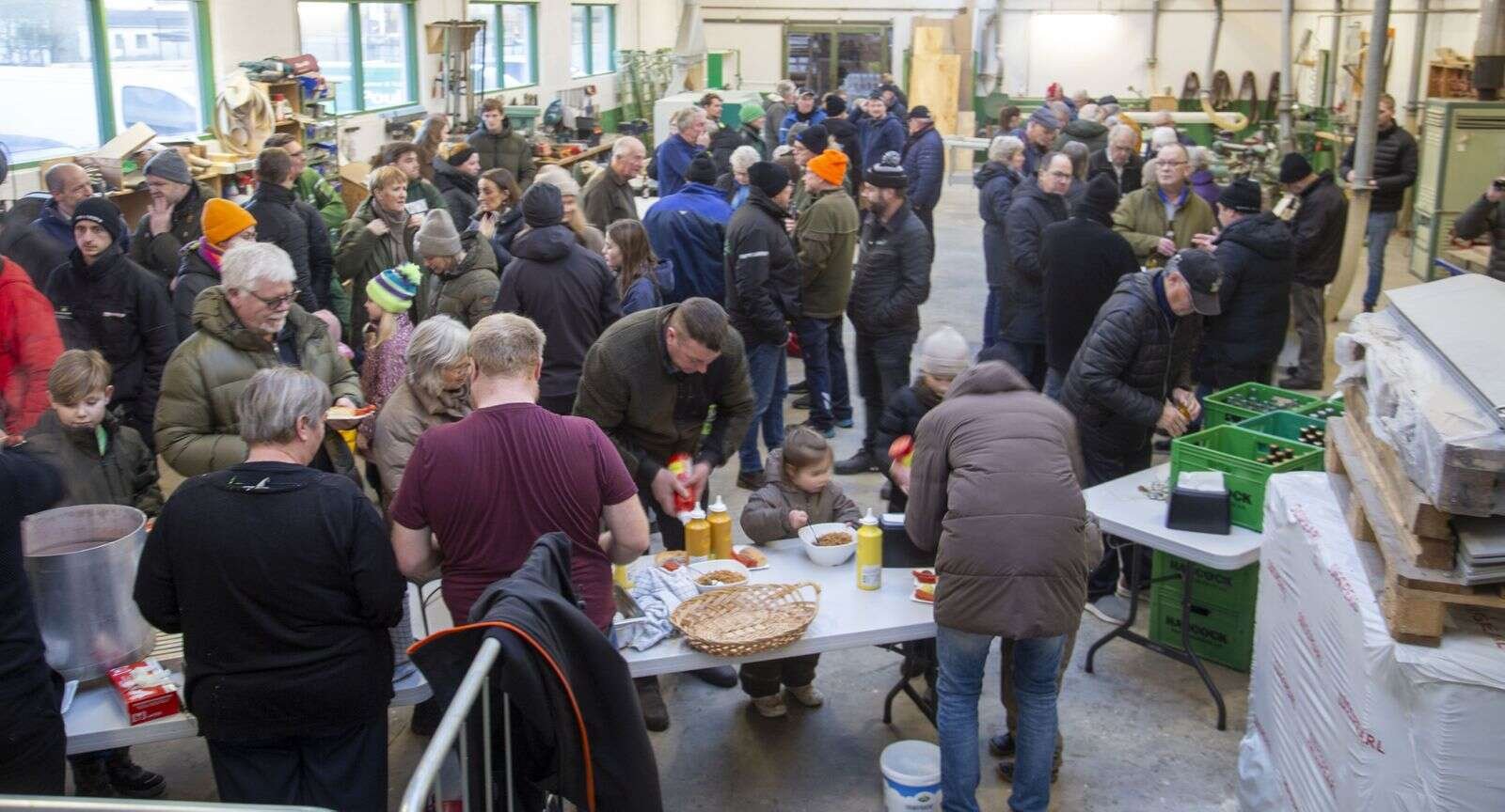 Poul Bak er både totalentreprenør og lagde værksted til de efterfølgende pølser, øl og sodavand til rejsegildet. Foto: Jan Sand