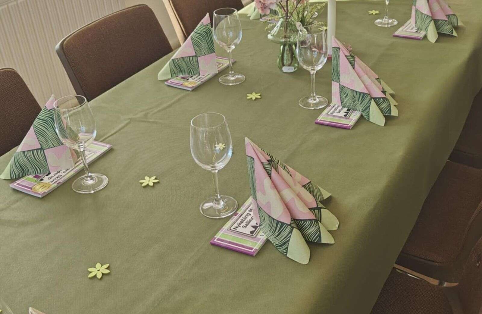 I butikken kan man få demonstreret borddækningen. Her er det fra opdækningen til tapasarrangementet. Foto: PR-foto