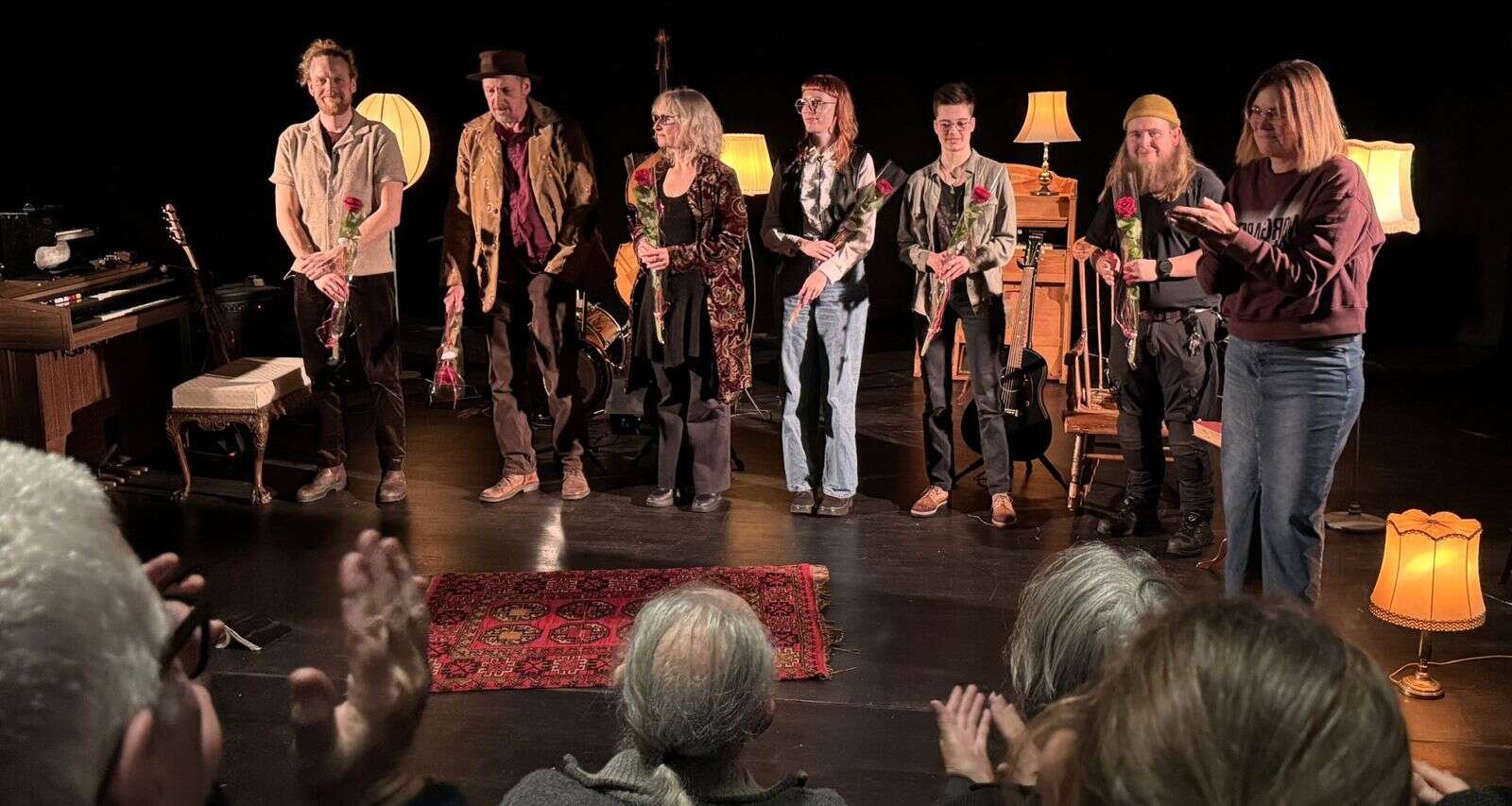 Alle på scenen til hyldest af publikum. Foto Ann Balleby