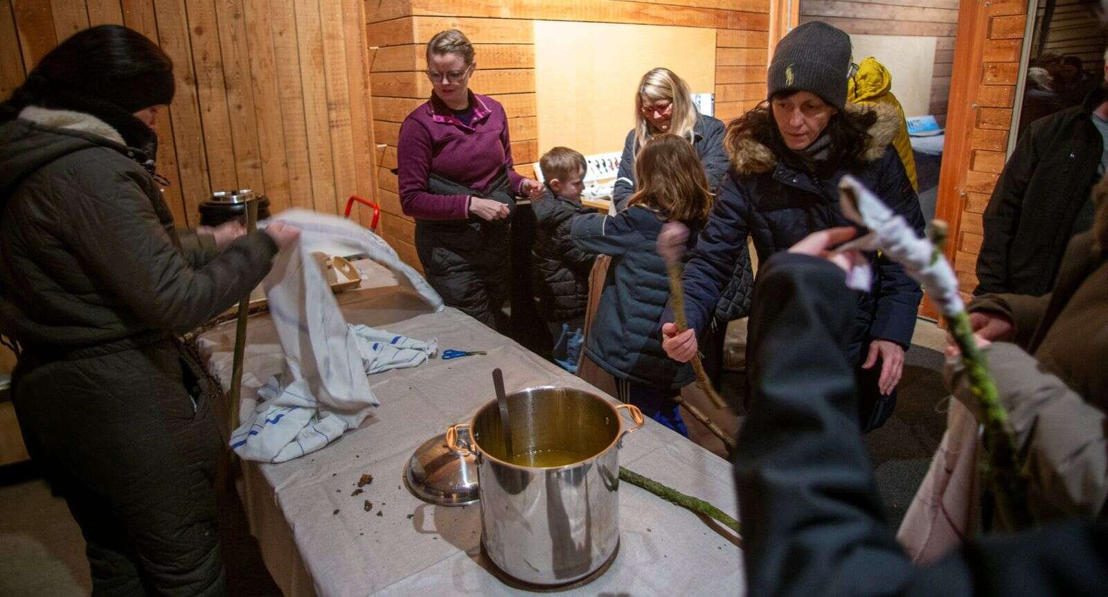De besøgende fremstillede selv dered fakler. Foto Jan Sand