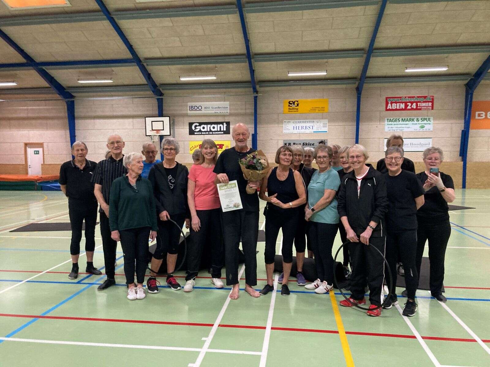 Salling Avis overraskede Knud under gymnastiktræningen. Det kom der dette gruppebillede ud af. Gymnastikholdet mødes hver torsdag i gymnastiksalen på Thise Friskole kl.14.30 til 15.30. Knuds kone, som står ved siden af ham, til højre, tager den først halve time, og han tager den sidste. Foto: Maibritt Husted