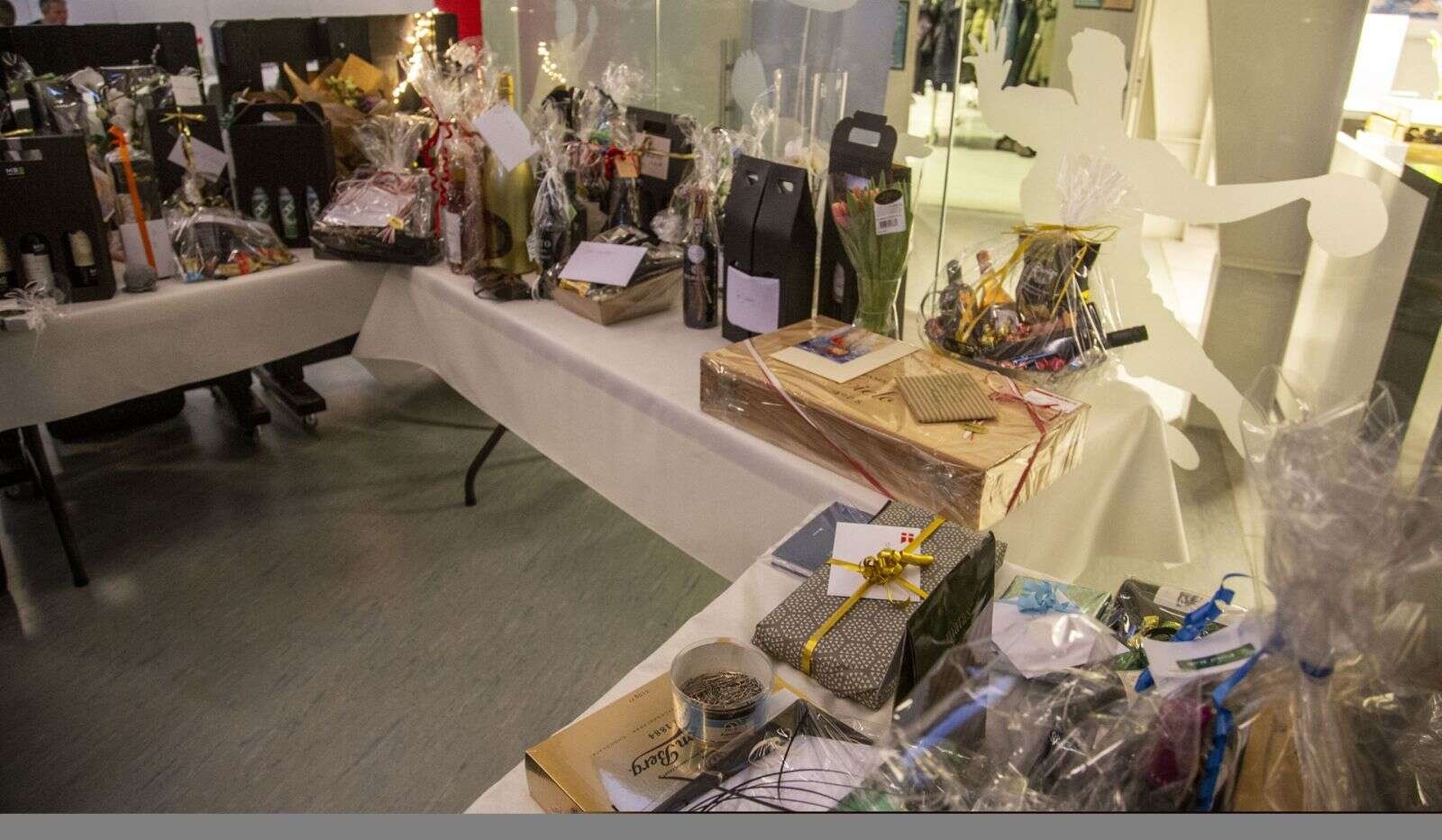 Det store gavebord vidnede om, at der var mange forbi og sige farvel til Jan D. Andersen. Foto: Jan Sand