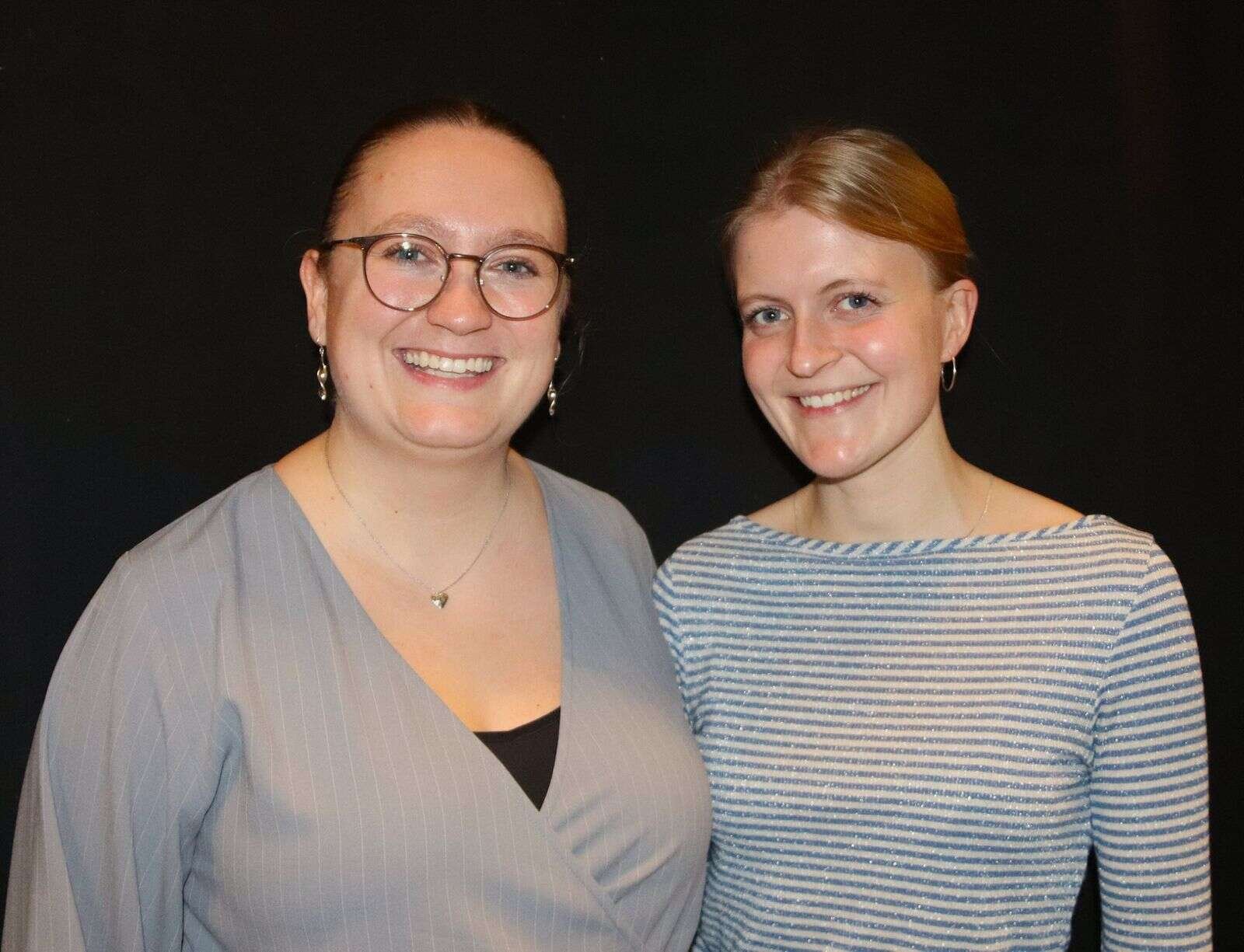 Mette Iversen tv. (instruktør) og Sanne Gudmundsen th. (orkester- og korleder) er sammen med Sofie Gantzel (Koreografi ej på foto), den stærke trio, som har motiveret og drevet opsætningen af først Terkel i 2023 og nu High School Musical til en kæmpe succes. Mette underviser til dagligt på gymnasiet. Sanne og Sofie er projektansat. Foto: cvm