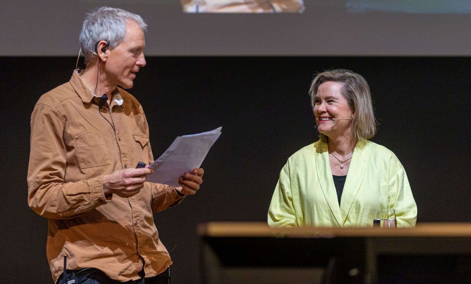 Værten i Søauditorierne byder velkommen til professor Lone Simonsen. (Fra foredraget »Pandemier i de sidste 200 år« efterårssemestret 2021). Foto: Per Fløng