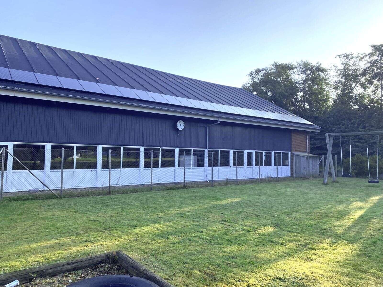 En vigtig del af energirenoveringen er udskiftning af det store vinduesparti. Privatfoto