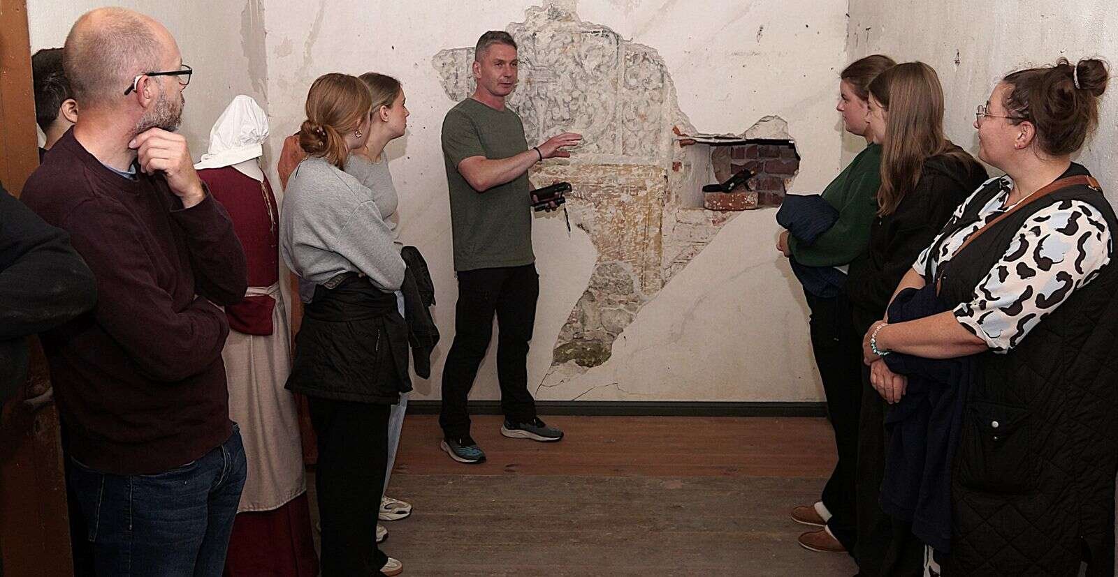 Inde bag hullet i muren fandt man skelettet af en ung pige og et dyreskelet. Foto: Jan Sand