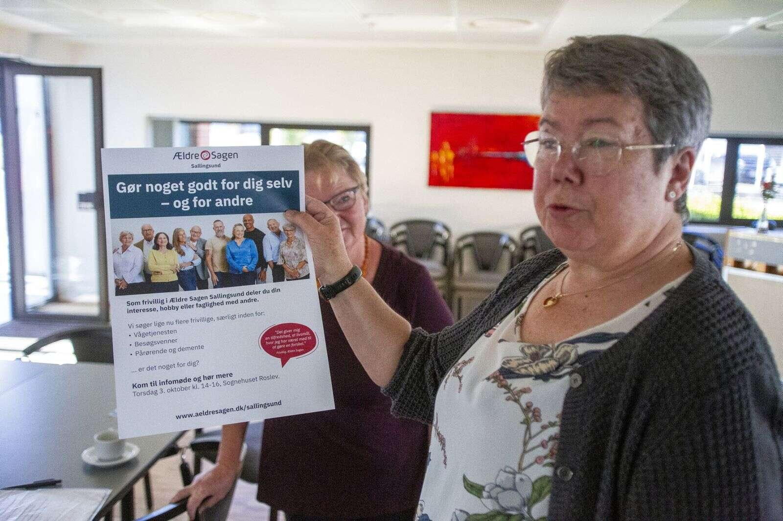 Lis Nørgaard fremviser en pjece fra Ældre Sagen. Foto: Jan Sand