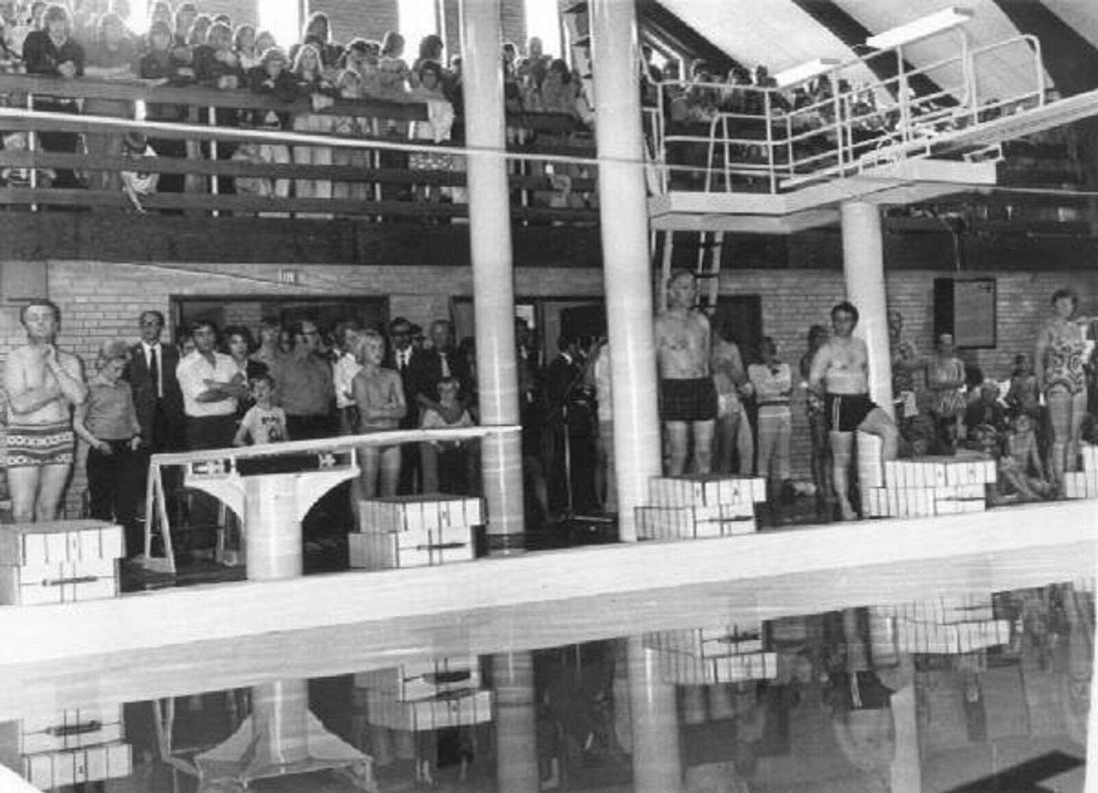 Under indvielsen af svømmehallen i 1974, stod en række svømmere klar til at hoppe i vandet. Foto: Durup Idræts- & Svømmehal.